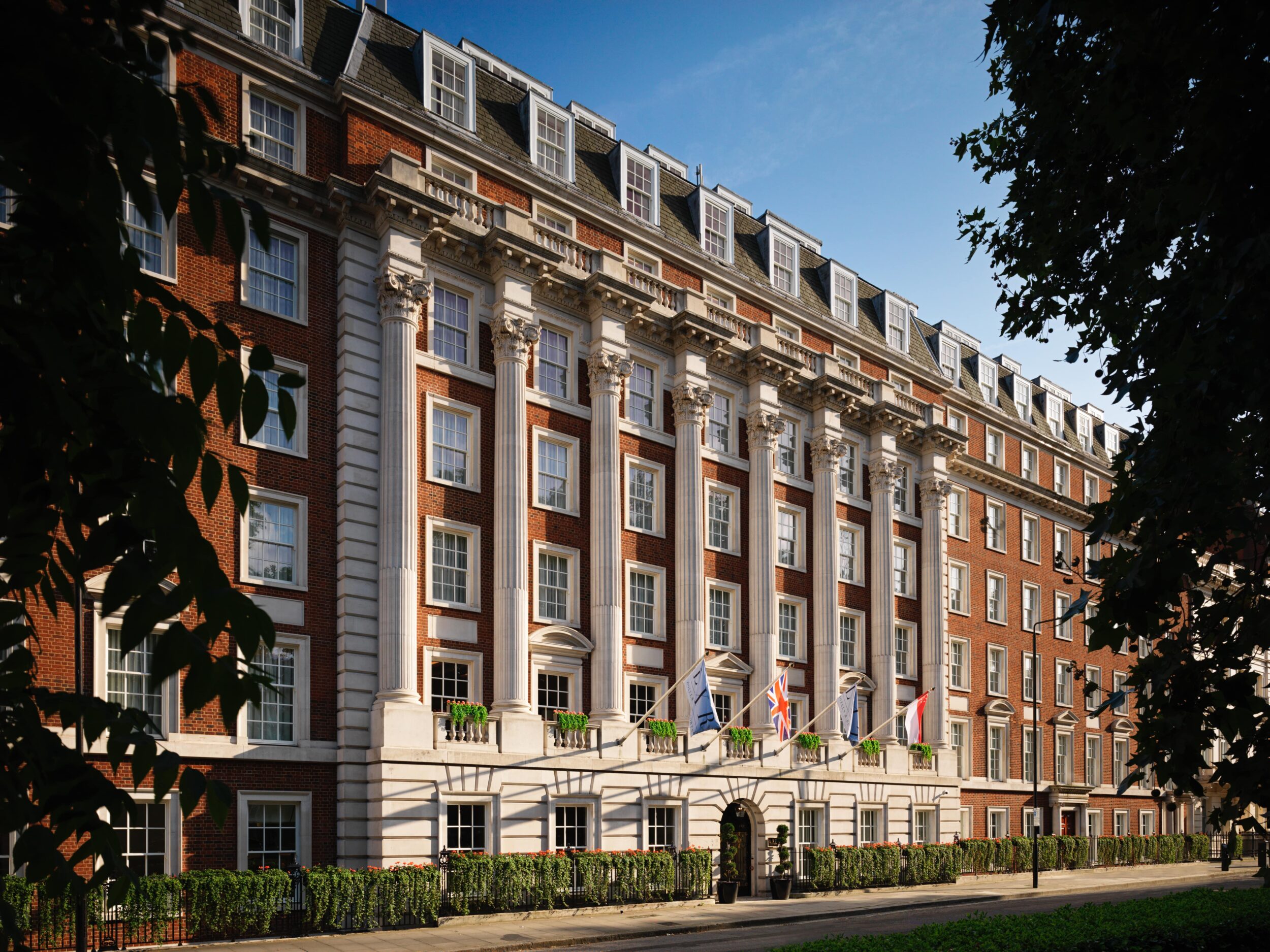 Hotel exterior Grosvenor Square hr-min